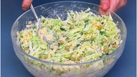 ОБЪЕДЕНИЕ! Простой, но очень вкусный САЛАТ ИЗ КАПУСТЫ! Всё дело в заправке! Салат из молодой капусты