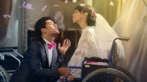 Дівчина та море